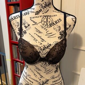 ITEM NO. 61: Vanity Fair Black Lace Bra. Adjustable Straps. New.
